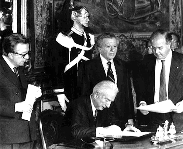 Cossiga che firma le sue dimissioni.