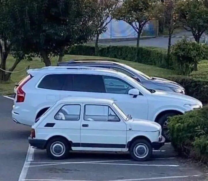 SUV vs FIAT 126