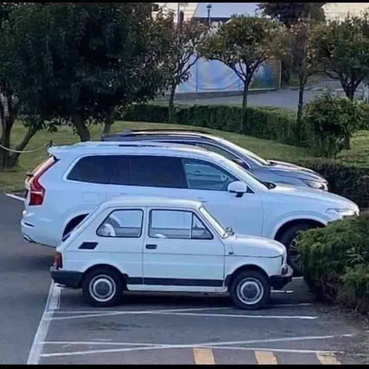 SUV vs FIAT 126