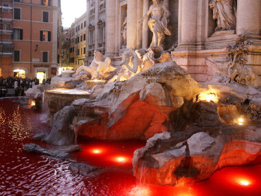 La Fontana di Trevi rossa