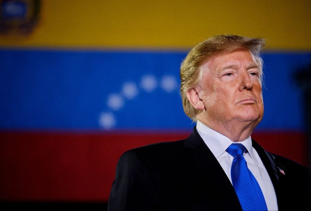 Trump con alle spalle la bandiera venezuelana