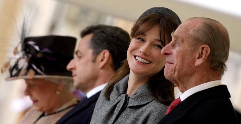 Carla Bruni e Sarkozy dai Reali di GB