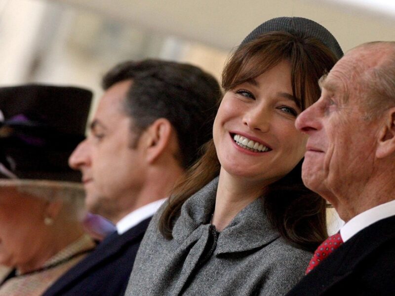 Carla Bruni e Sarkozy dai Reali di GB