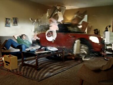 Mini Cooper sfonda parete salotto (2008)