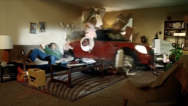 Mini Cooper sfonda parete salotto (2008)