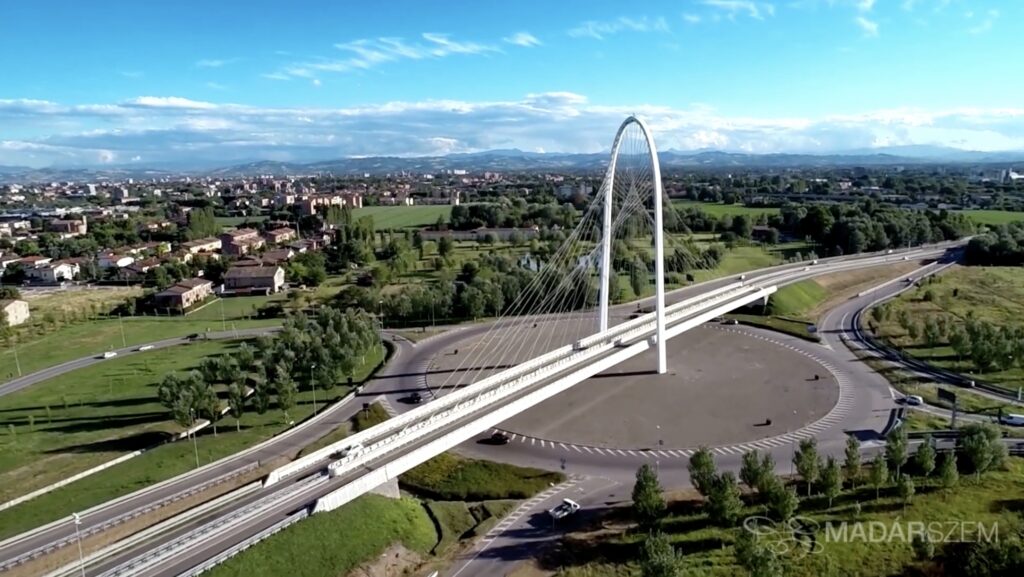 Uno dei due ponti laterlai di Santiago Calatrava a Reggio Emilia (IT)t
