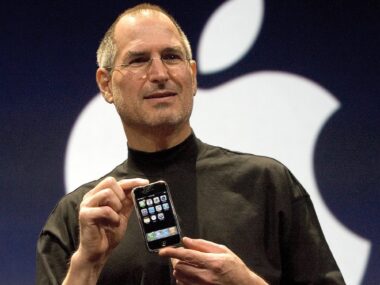 Steve Jobs CEO Apple con il primo iPhone