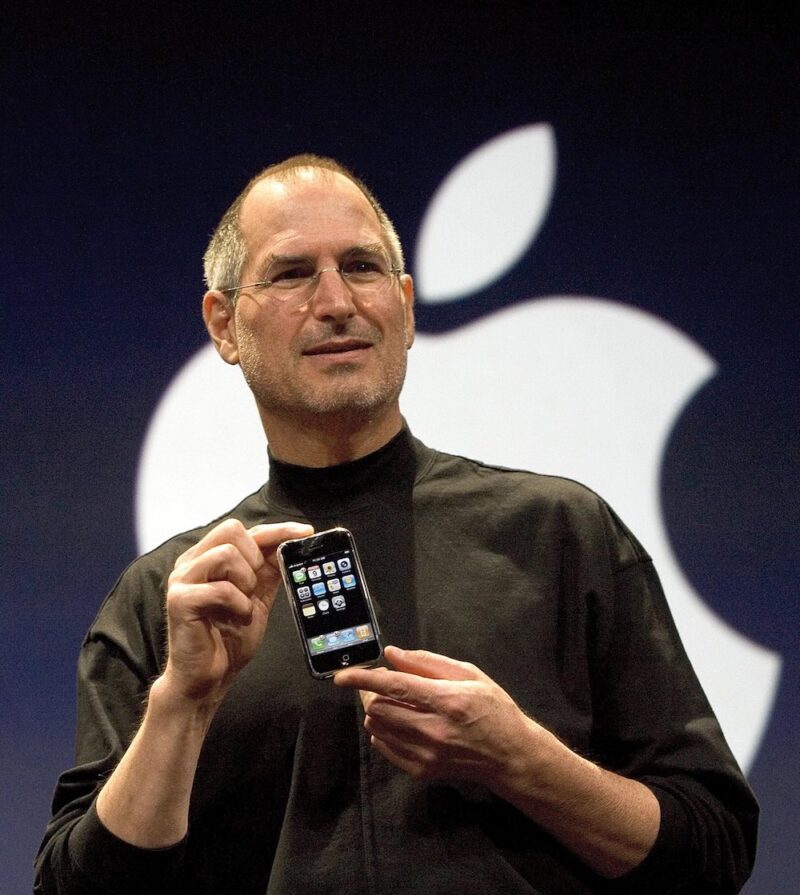 Steve Jobs CEO Apple con il primo iPhone