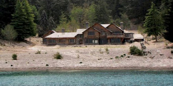 Villa La Angostura, conosciuta anche come la "Mansión Inalco", situata sulle rive del lago Nahuel Huapi in Argentina.