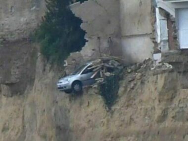 FRANA di NISCEMI, auto in bilico