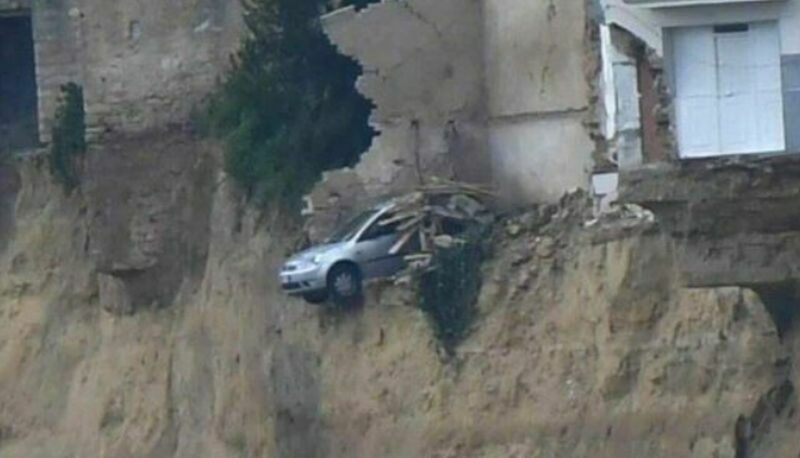 FRANA di NISCEMI, auto in bilico