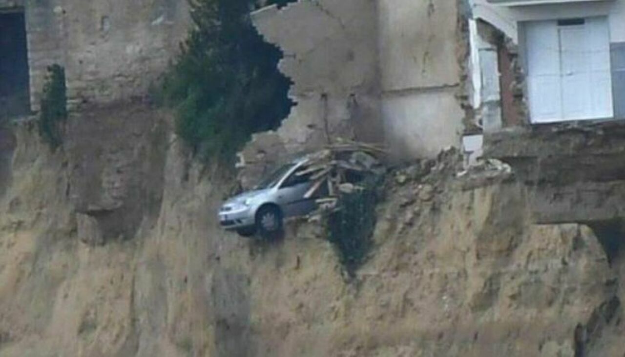 FRANA di NISCEMI, auto in bilico