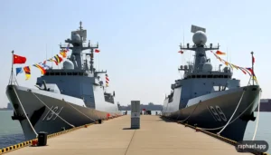 Immagine IA di due navi cinesi attraccate al molo.