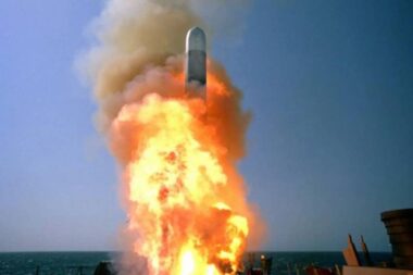Un missile Tomahawk lanciato da una nave.