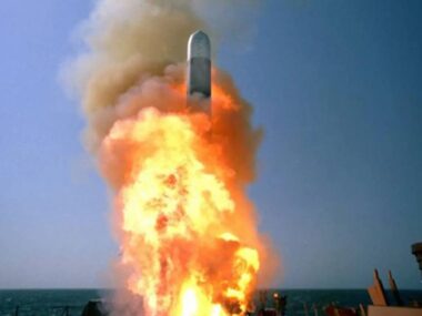 Un missile Tomahawk lanciato da una nave.