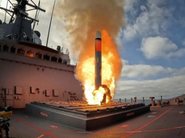 Un Tomahawk lanciato da una nave.