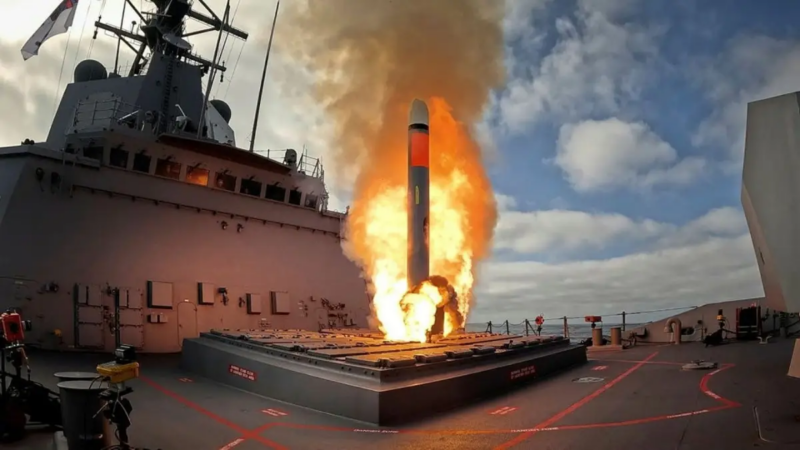 Un Tomahawk lanciato da una nave.