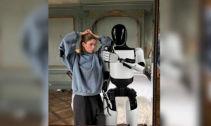 Robot Tesla e Anna Malygon