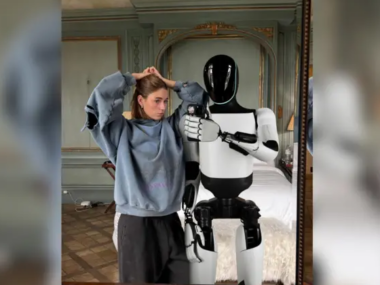 Robot Tesla e Anna Malygon