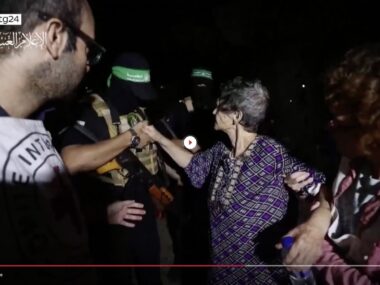 Donna israeliana liberata da Hamas dice "shalom" al suo carceriere.