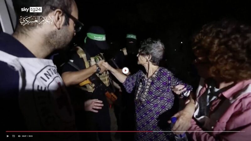 Donna israeliana liberata da Hamas dice "shalom" al suo carceriere.