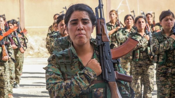I tirocinanti delle forze democratiche siriane, che rappresentano un numero uguale di volontari arabi e curdi, sono in formazione alla cerimonia di consegna dei diplomi nella Siria settentrionale, il 9 agosto 2017. Foto del sergente. Mitchell Ryan/DoD