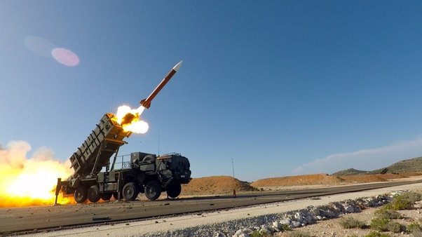 L'esercitazione Artemis Strike è stata un'esercitazione tattica a fuoco vivo guidata dalla Germania con missili Patriot e Stinger vivi presso l'installazione di lancio missilistica della NATO a Chania, in Grecia, dal 31 ottobre al 9 novembre 2017. Hanno partecipato più di 200 soldati statunitensi e circa 650 aviatori tedeschi nell'addestramento realistico all'interno di un costrutto combinato, esercitando i rigori associati alla proiezione della forza e educando gli operatori sui loro sistemi di difesa missilistica aerea. Foto di Anthony Sweeney/DVIDS