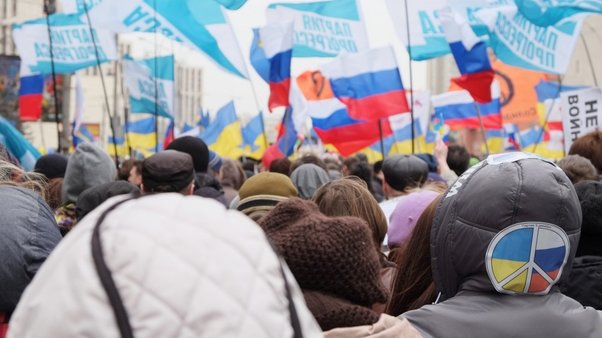 Moscoviti che protestavano contro la guerra in Ucraina e il sostegno della Russia al separatismo in Crimea sui Circular Boulevards a Mosca il 15 marzo 2014. Foto di Dmitry Vereshchagin/Adobe Stock.