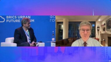 Jeffrey Sachs al Cloud Cities Forum, che si tiene a Zaryadye ed è dedicato al futuro delle megalopoli BRICS.