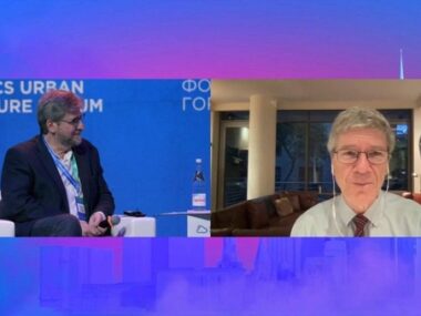 Jeffrey Sachs al Cloud Cities Forum, che si tiene a Zaryadye ed è dedicato al futuro delle megalopoli BRICS.