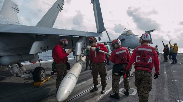 I marines assegnati al Thunderbolts of Marine Fighter Attack Squadron (VMFA) 251 rimuovono un AGM-88 HARM di addestramento da un Hornet F/A-18C sul ponte di volo della portaerei di classe Nimitz USS Theodore Roosevelt (CVN 71). Foto di Anthony N. Hilkowski/DVIDS