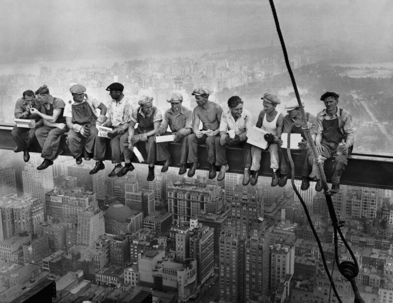 "Lunch atop a Skyscraper" a 260 metri di altezza.