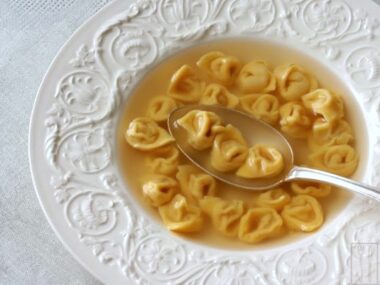 Tortellini in brodo secondo la tradizione di Modena.