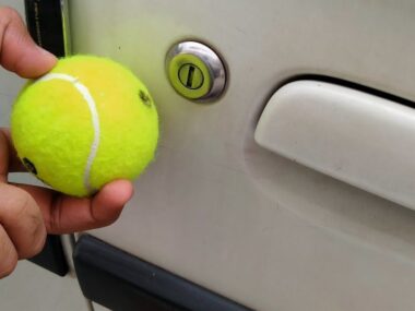 Aprire l'auto con una pallina da tennis. Bufala?