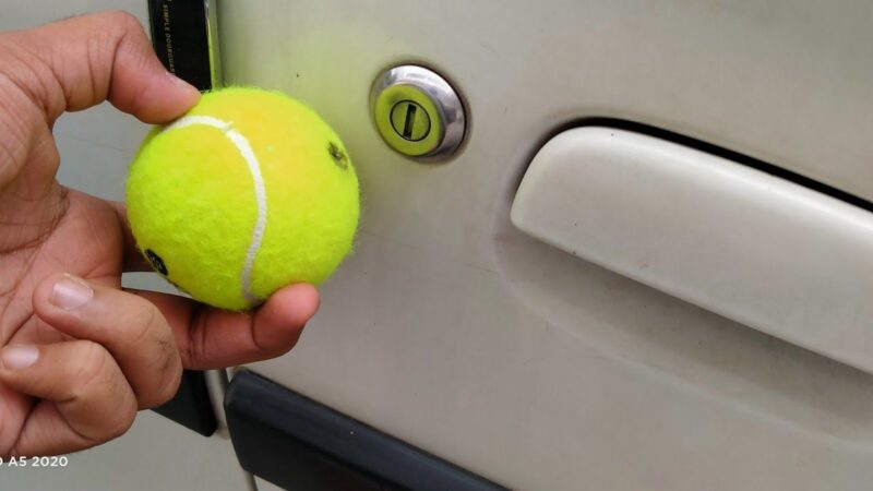 Aprire l'auto con una pallina da tennis. Bufala?