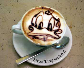 Cappuccino con la faccia di Paperino
