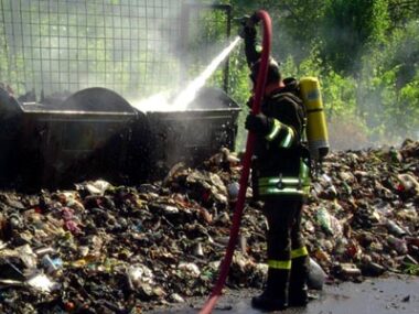 20070522 - QUARTO ( NAPOLI) - CLJ - EMERGENZA RIFIUTI: DECINE DI INTERVENTI VVFF PER SPEGNERE CUMULI. Vigili del fuoco al lavoro a Quarto ( Napoli) per spegnere un cumulo di rifiuti dato alle fiamme da sconosciuti. Sono centinaia gli interventi dei vigili del fuoco negli ultimi giorni. ANSA/PRIMA PAGINA/DC
