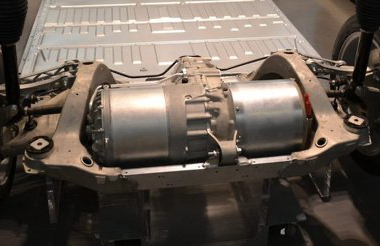 Nell’immagine vedete il motore a induzione e differenziale di una Tesla Model S e Model X, per metterla in moto serve solo questo, le batterie sono sotto i piedi dei passeggeri.