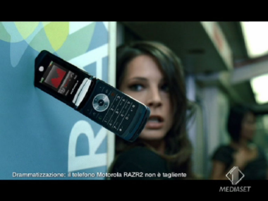 Drammatizzazione: il telefono RAZR2 non è tagliente.