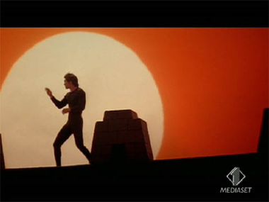 Fotogramma dal film sulla vita di Bruce Lee "DRAGON" del 1993