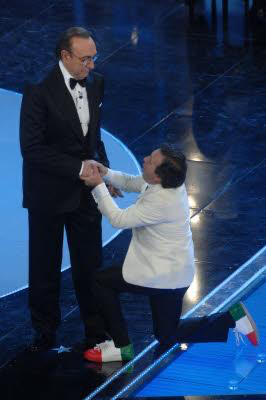 Piero Chiambretti ai piedi di Pippo Baudo.