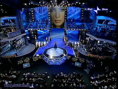 Panoramica della scenografia di Sanremo 2008 in sinfonia di blu