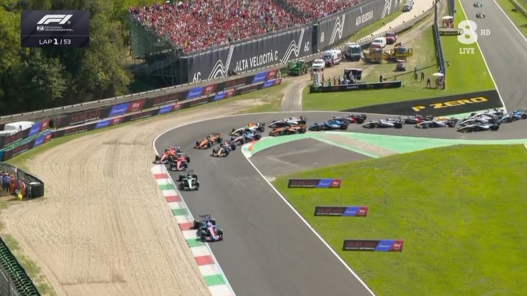 Hamilton viene spinto fuori traiettoria