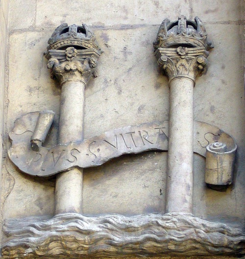 Scultura raffigurante le colonne d'Ercole con il motto PLVS VLTRA a Siviglia e realizzata nel XVI secolo.