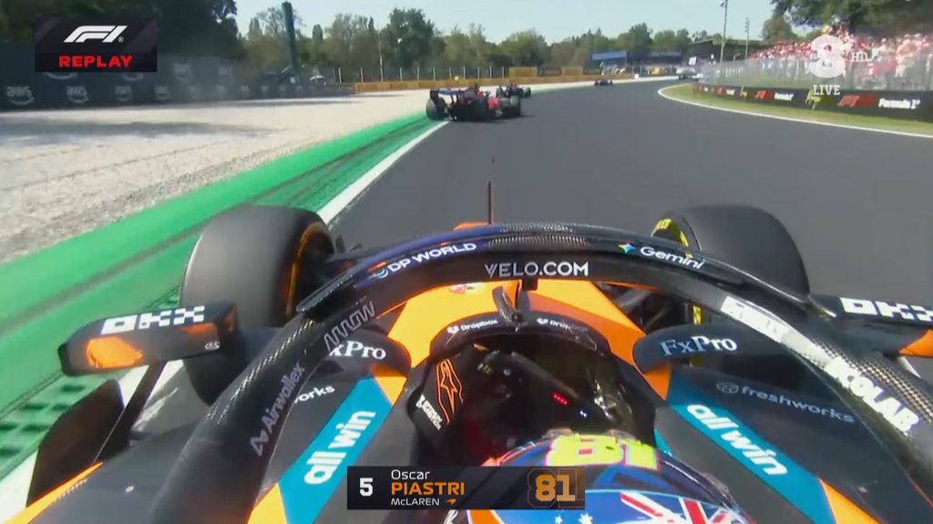Dalla McLaren vediamo che la coda della Ferrari che scivola verso l'esterno.