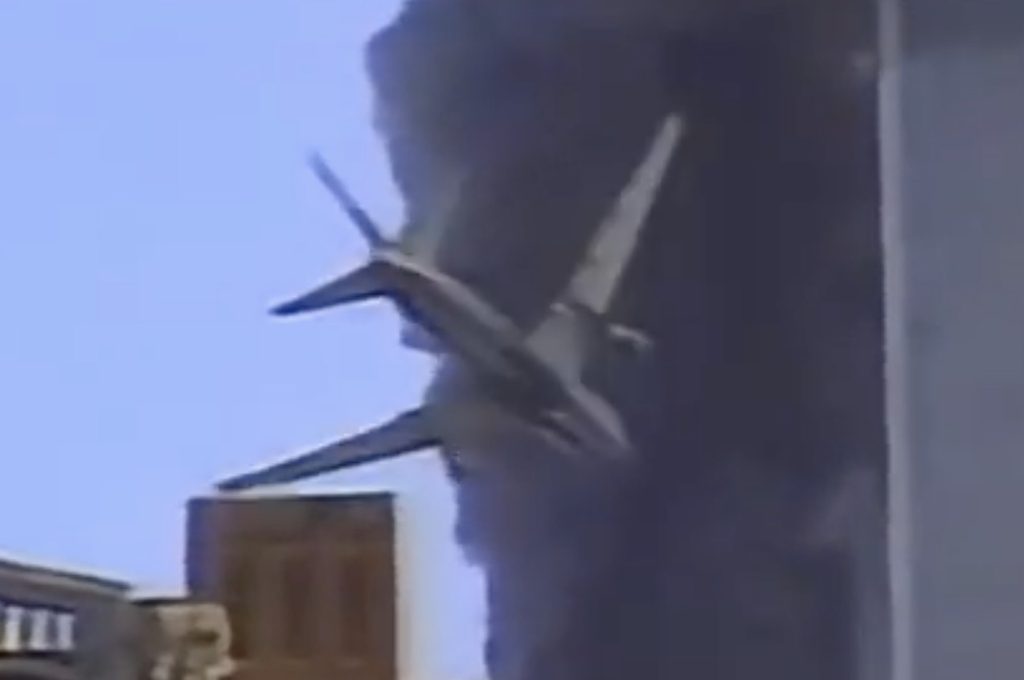 Il secondo aereo che colpirà il WTC2 sul lato sud.