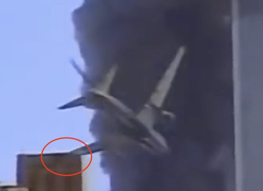 Nel fotogramma si vede l'ala sinistra dell'aereo che è stata erroneamente tagliata perché in realtà dovrebbe passare davanti all'edificio. (secondo Tosatto)