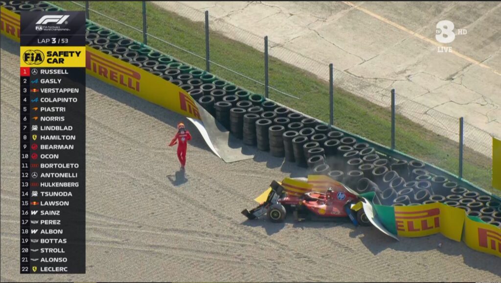 Leclerc esce dall'auto e si allontana