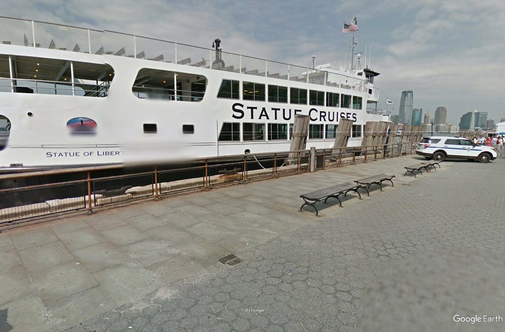 Teoricamente il cine operatore potrebbe anche essere sul ponte superiore di questa imbarcazione turistica attraccata nella zona Battery Park. La focale si riduce a circa 1000 mm ma riprendi da circa 8~10 mt slm.