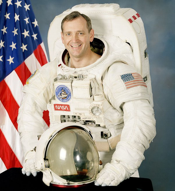 Un astronauta dentro la Tuta Spaziale